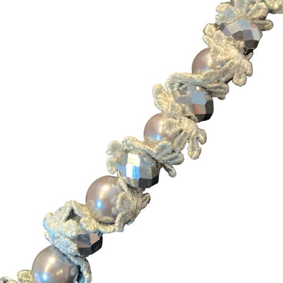 New Christmas Holly Fabric Gift Box of 6 Faux Pearl Lace Womens Necklaces - Picture 5 of 7